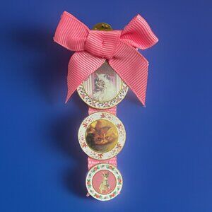 Harry Potter Umbridge Cat Plates Pin Badge Pink Bow WBEI Universal Studios
